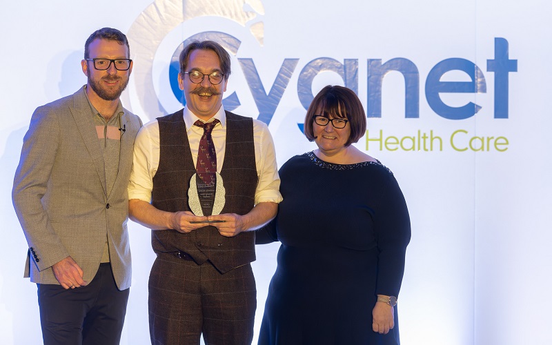Gavin Nugent receiving his award from JJ Chalmers and Pam Wenger